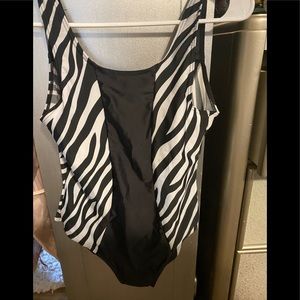 Vintage amazing trim suit swimsuit black and white size 12 built in bra top